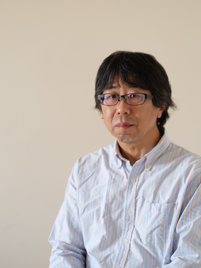 田畑様が盆栽を手入れしている写真